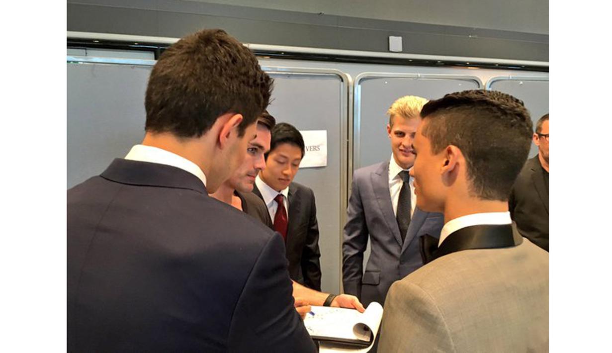 Rio Haryanto dan pebalap F1 mendengar arahan sebelum bergaya diatas catwalk jelang balapan di Monaco, (29/5/2016). (Bola.com/Twitter/Manor racing team)