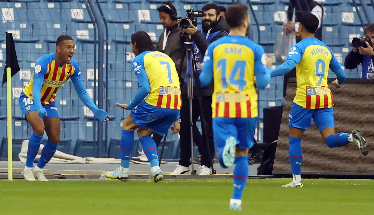 <p>Penyerang Valencia, Samuel Lino (kiri) berselebrasi usai mencetak gol ke gawang Real Madrid pada pertandingan semifinal Piala Super Spanyol di Stadion Internasional King Fahd di Riyadh, Arab Saudi, Kamis (12/1/2023). Kemenangan tersebut membuat Los Blancos melaju ke final Piala Super Spanyol 2023. (AFP/Giuseppe Cacace)</p>