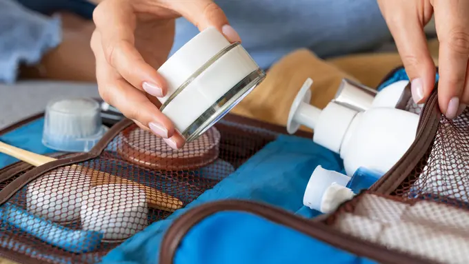 Berikut skincare yang wajib dibawa saat traveling