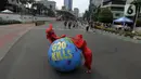 Aktivis lingkungan dari Extinction Rebellion Indonesia melakukan aksi penanganan mitigasi krisis iklim di Bundaran HI, Jakarta, Minggu (13/11/2022). Aktivis menuntut kepedulian negara-negara peserta KTT G20 untuk melakukan transisi energi yang berkelanjutan dan berkeadilan dalam krisis iklim. (merdeka.com/Arie Basuki)