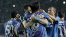 Bek Persib, Vladimir Vujovic, memeluk Ahmad Jufriyanto usai membobol gawang PSM pada laga Piala Presiden 2017 di Stadion Si Jalak Harupat, Jawa Barat, Senin (6/2/2017). Persib menang 1-0 atas PSM. (Bola.com/Peksi Cahyo) 