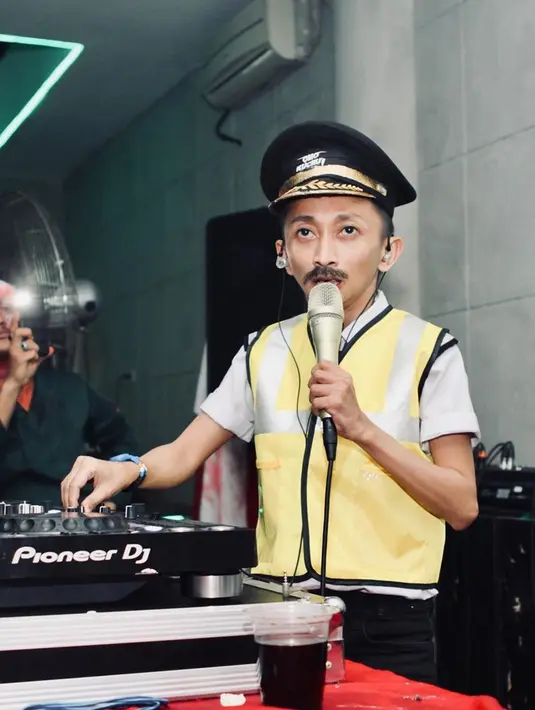 Omo Kucrut cukup populer di Instagram. Hingga saat ini ia sudah diikuti 345 ribu followers. Foto-fotonya saat bekerja sebagai DJ sering ia abadikan di Instagram. Banyak warganet belum bisa moveon dari karakter Ceking sehingga kolom komentar Omo dipenuhi dengan kata Ceking Ronaldowati. (Liputan6.com/IG/omokucrut)