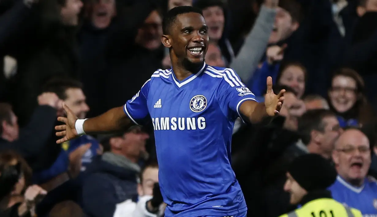 Selebrasi striker Chelsea, Samuel Eto'o setelah mencetak gol ke gawang Manchester United pada laga Liga Inggris 2013/2014 di Stamford Bridge, London (19/1/2014). Samuel Eto'o yang telah pensiun pada September 2019, didatangkan Chelsea pada awal musim 2013/2014 dari klub Rusia, Anzhi Makhachkala dengan kontrak hanya setahun. Meski tampil apik dengan 12 gol dan 7 assist dari 35 laga, pihak The Blues tak memperpanjang kontraknya. (AFP/Adrian Dennis)