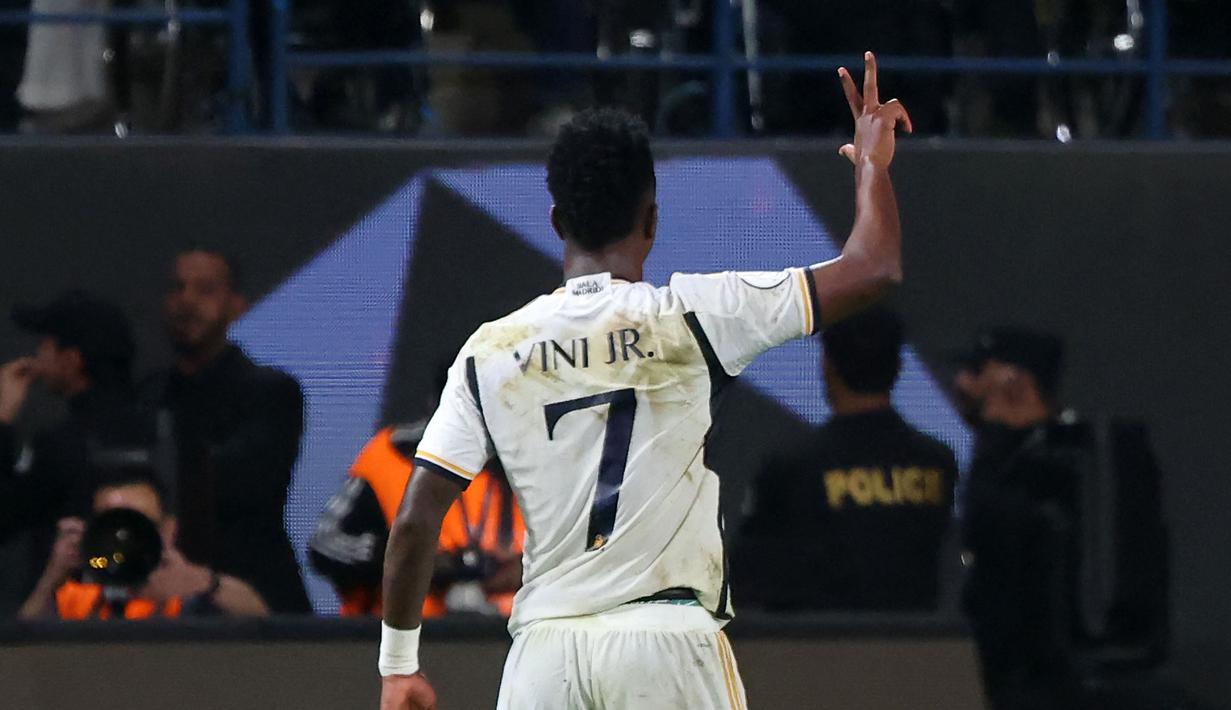 Pemain Real Madrid, Vinicius Junior melakukan selebrasi setelah mencetak hattrick ke gawang Barcelona pada laga final Piala Super Spanyol di Stadion King Saud University, Riyadh, Arab Saudi Senin (15/1/2024) dini hari WIB. (AFP/Giuseppe Cacace)
