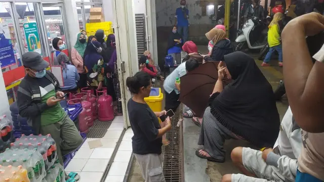 Warga di Bogor Serbu Minimarket untuk Cari Minyak Goreng