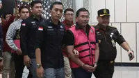 Mantan Wakil Kepala Badan Gizi Nasional (BGN), Sony Sonjaya (mengenakan rompi tahanan - kedua kanan), digiring menuju mobil tahanan usai menjalani pemeriksaan di Gedung Kejaksaan Agung RI, Jakarta, Rabu (3/6/2026). (Kapanlagi.com/Budy Santoso)