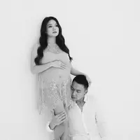 Memasuki 27 minggu kehamilan, eks JKT48 Stella Cornelia menjalani maternity shoot dengan ragam tema busana. Yuk intip potret tampilan bumil yang semakin memukau berikut ini! (Instagram/stellacor).