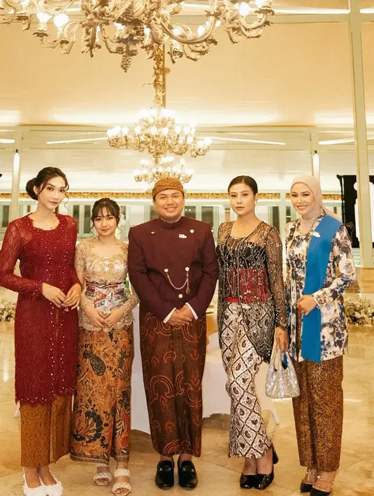 Pemeran dan selebgram Keanu mengenakan beskap dan kain batik warna merah senada. [@narinkovilda]