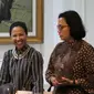 Menteri Keuangan Sri Mulyani Indrawati (kanan) berbincang dengan Menteri Badan Usaha Milik Negara (BUMN) Rini Soemarno dalam Rapat Terbatas Evaluasi Proyek Strategis Nasional di Kantor Presiden, Jakarta, Senin (16/4). (Liputan6.com/Angga Yuniar)