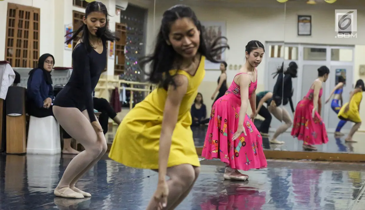 Pebalet sedang latihan jelang pementasan Namarina Youth Dance (NYD) di Studio Namarina, Jakarta, Kamis (25/7/2019). Pementasan NYD yang bertajuk SoulSphere of Jakarta dikemas oleh Maya Tamara sebagai Artistic Director Namarina. (Liputan6.com/Fery Pradolo)