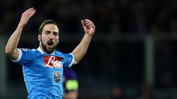 Ekspresi striker Napoli, Gonzalo Higuain, setelah mencetak gol ke gawang Fiorentina dalam laga Serie A Italia di Stadion Artemio Franchi, Firenze, Selasa (1/3/2016) dini hari WIB. (AFP/Alberto Pizzoli)