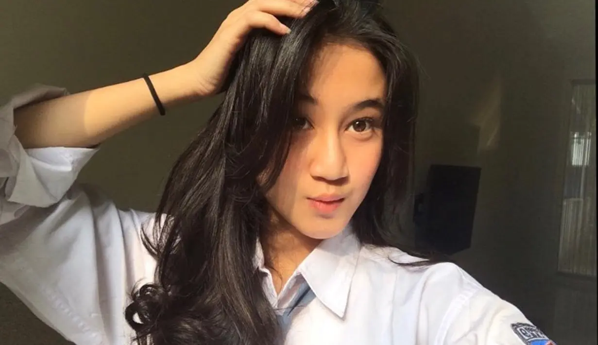 Keisya juga kerap membagikan potret selfie dengan berbagai ekspresi dan gaya. Wajah pelantun tembang 'Tak Ingin Usai' ini pancarkan kecantikan natural meski tanpa polesan makeup. (Liputan6.com/IG/@keisyalevronka)