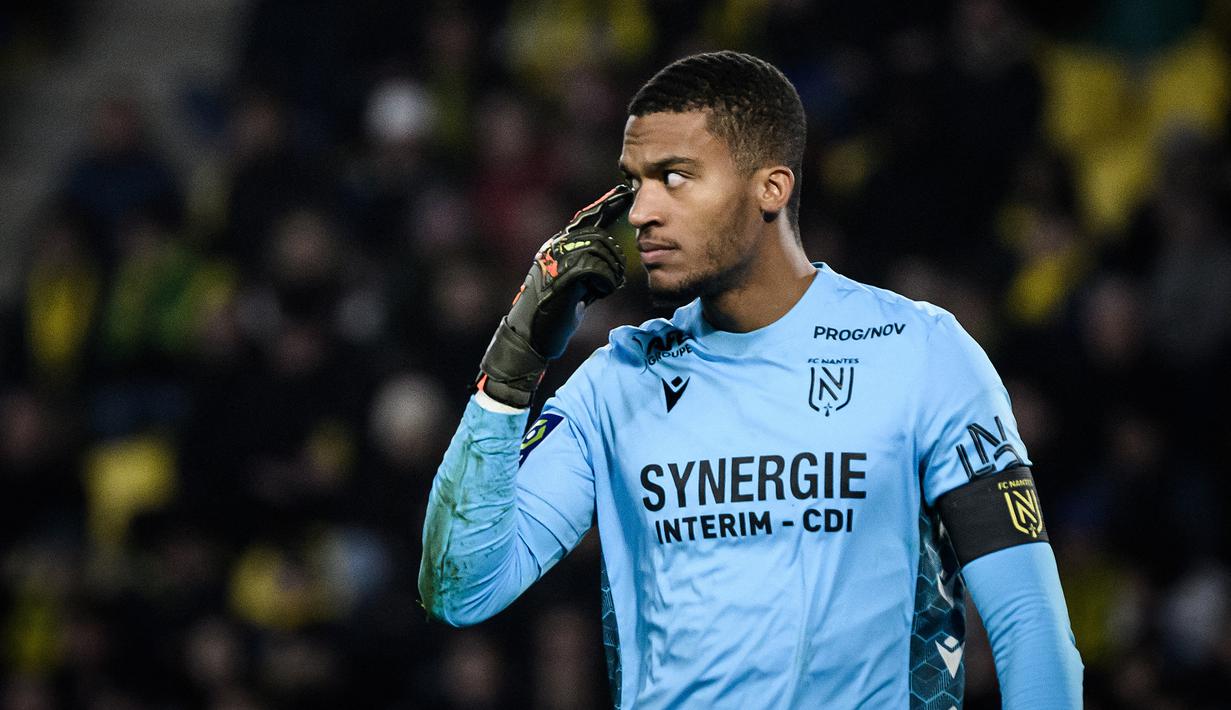 Alban Lafont. Pada urutan keempat ada Alban Lafont, kiper berusia 23 tahun yang sejak awal musim 2021/2022 membela FC Nantes dan sekaligus dipercaya menjadi kapten tim. Kepemimpinannya di klub tentu saja mirip dengan kepemimpinan Hugo Lloris bersama Timans Prancis, sehingga bukan tak mungkin suatu saat ia akan dipanggil Didier Deschamps untuk berdiri di bawah mistar gawang Les Bleus. (AFP/Loic Venance)