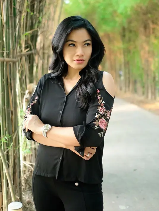 Menggunakan blouse off shoulder dengan motif bunga-bunga, penampilan anak bungsu dari lima bersaudara ini terlihat sederhana namun menawan.(Liputan6.com/IG/@titi_kamall)