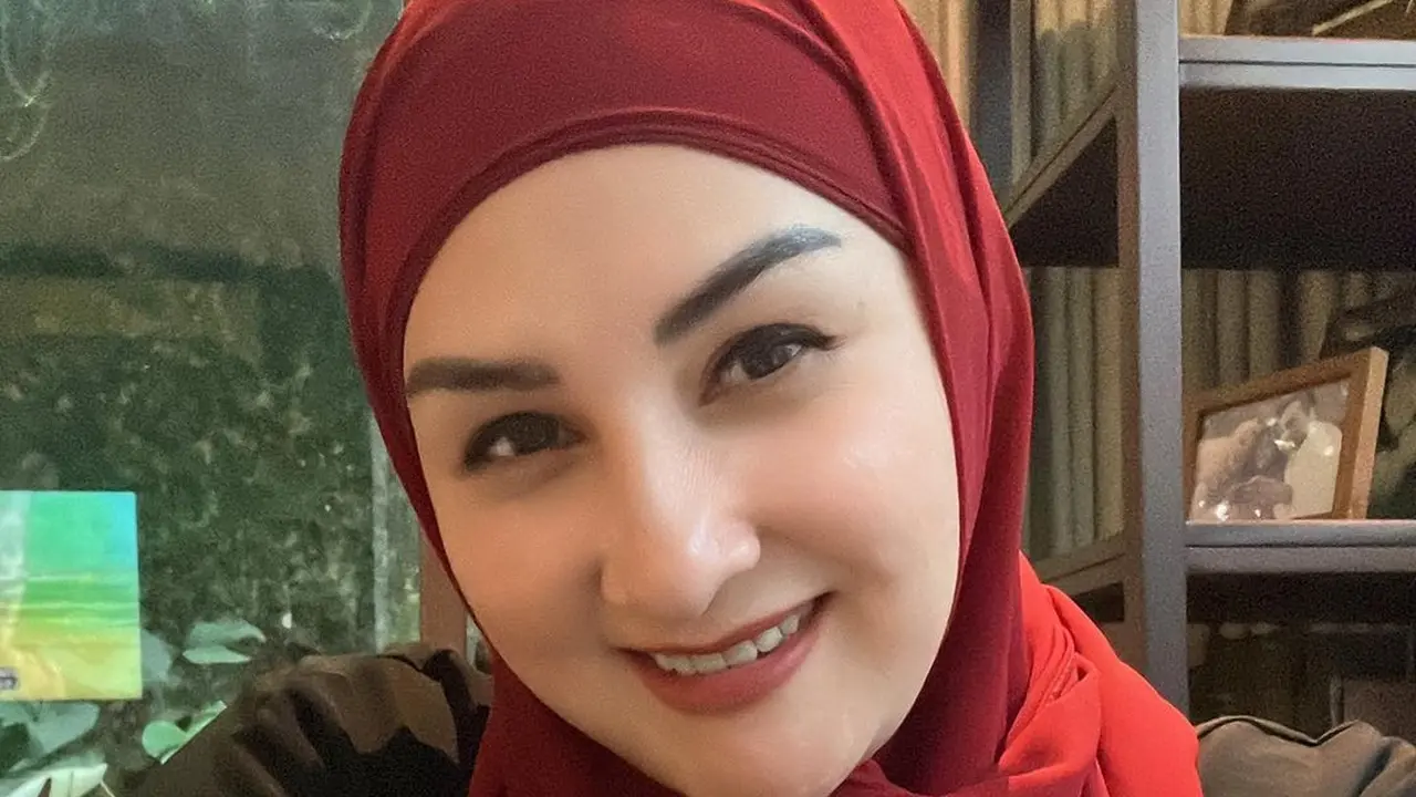 Mona Ratuliu berhijab (Instagram/monaratuliu)