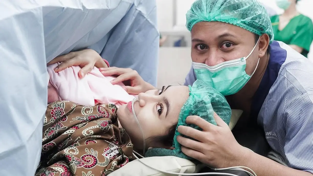 Tampilan Cantik dan Sederhana Mahalini Raharja Melahirkan Anak Pertama dengan Daster Batik