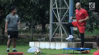 Pemain Persija, Ivan Carlos (kanan) berlatih terpisah di Lapangan Sutasoma, Halim Perdanakusuma, Jakarta, Selasa (20/3). Latihan ini persiapan menghadapi Bhayangkara FC di laga pembuka Liga 1 Indonesia 2018. (Liputan6.com/Helmi Fithriansyah)