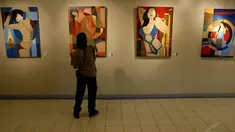 Seorang pengunjung memperhatikan lukisan karya RB Ali di Galeri Cipta 3, TIM, Jakarta, (6/10/14). (Liputan6.com/Faizal Fanani) 