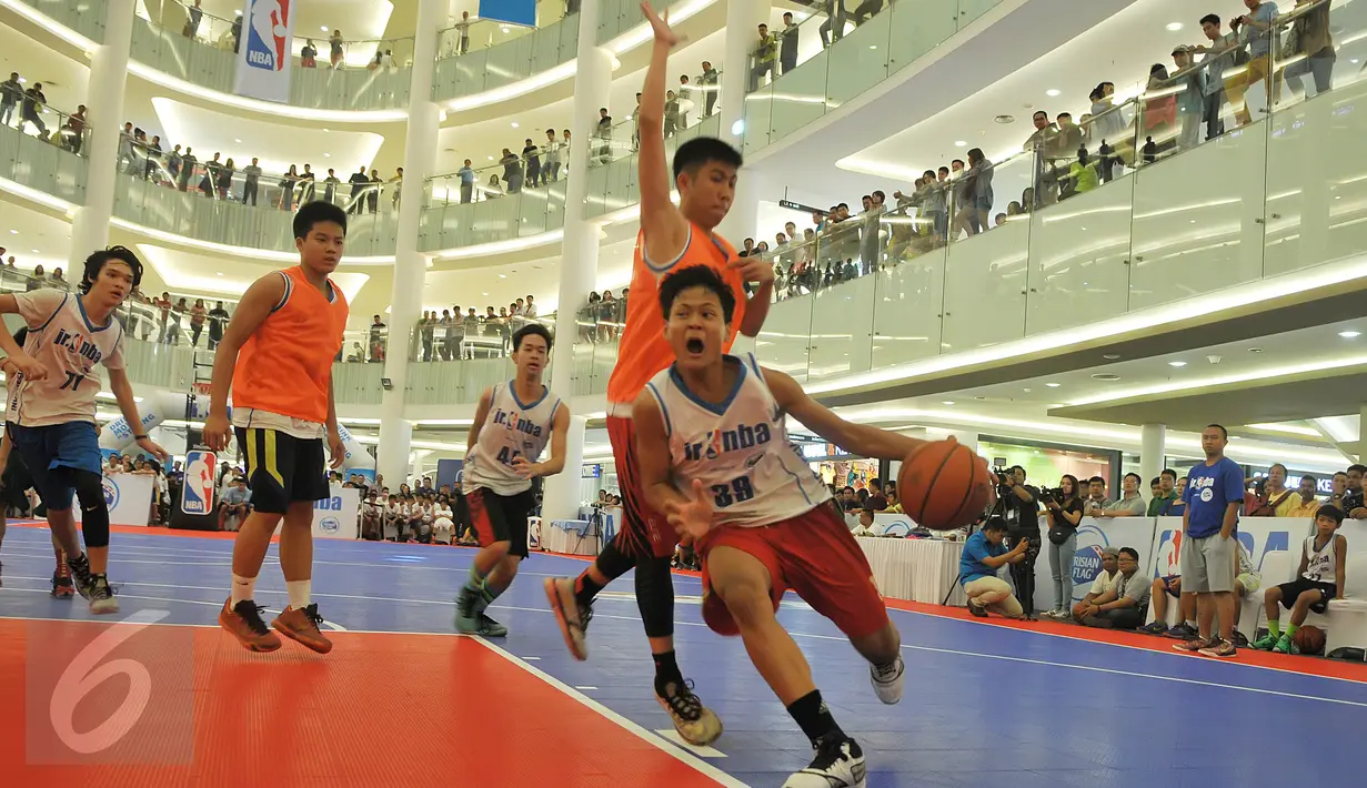 Peserta National Training Camp Jr.NBA Indonesia 2015 mengikuti pelatihan di Jakarta, Minggu (30/8/2015). Kegiatan tersebut untuk mempopulerkan olahraga basket di Indonesia yang merupakan bagian dari Jr.NBA Cares. (Liputan6.com/Herman Zakharia)