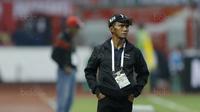Pelatih Martapura FC, Frans Sinatra Huwae, saat pertandingan melawan Persis Solo pada laga Liga 2 Indonesia di Stadion Patriot, Bekasi, Kamis, (9/11/2017). Martapura FC menang 1-0 atas Persis Solo. (Bola.com/M Iqbal Ichsan)