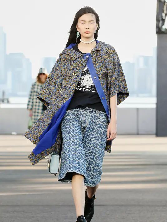 Runway Coach ini juga menampilkan berbagai wajah baru yang mewakili energi, keragaman, dan semangat generasi berikutnya, bentuk cinta untuk New York yang dianggap telah menginspirasi banyak orang. Foto: Document/Coach.