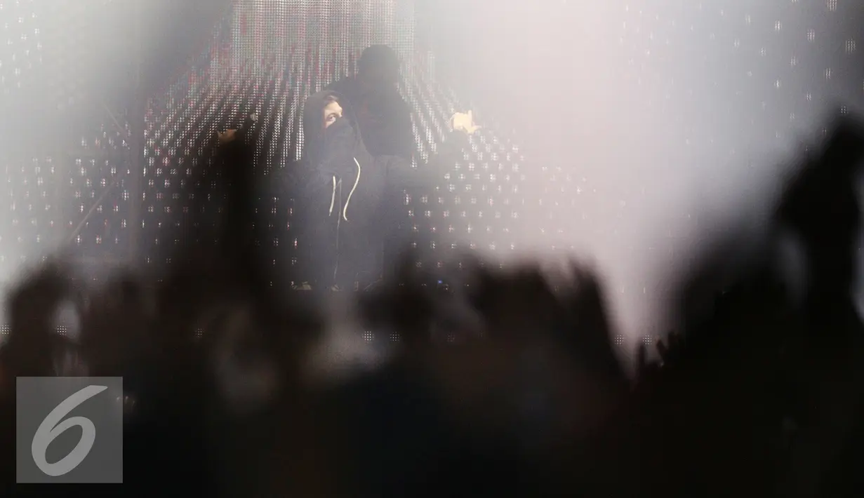 Aksi panggung DJ Alan Walker saat mengibur penonton dalam acara festival musik Djakarta Warehouse Project (DWP) 2016 di Jiexpo Kemayoran, Jakarta, Jumat (10/12). (Liputan6.com/Herman Zakharia)
