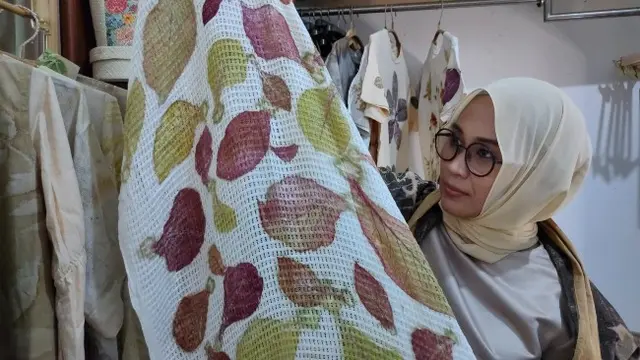 Cerita Yuli Mengolah Bahan Alam Jadi Motif Cantik Ramah Lingkungan