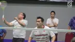 Menteri Perencanaan Pembangunan Nasional/Kepala Bappenas Bambang Brodjonegoro (kiri) memukul kok saat bermain bulutangkis bersama peraih medali emas Olimpiade Sydney 2000 Chandra Wijaya (kanan) di Serpong (21/12). (Liputan6.com/Pool/Bappenas)