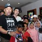 Beberapa hari setelah film itu keluar, para pemeran hadir di nobar film bergenre komedi ini  bareng raja dangdut, Rhoma Irama. Selain itu, para pemain juga baru saja melakukan nobar dengan para anak jalanan dan yatim piatu. (Deki Prayoga/Bintang.com)