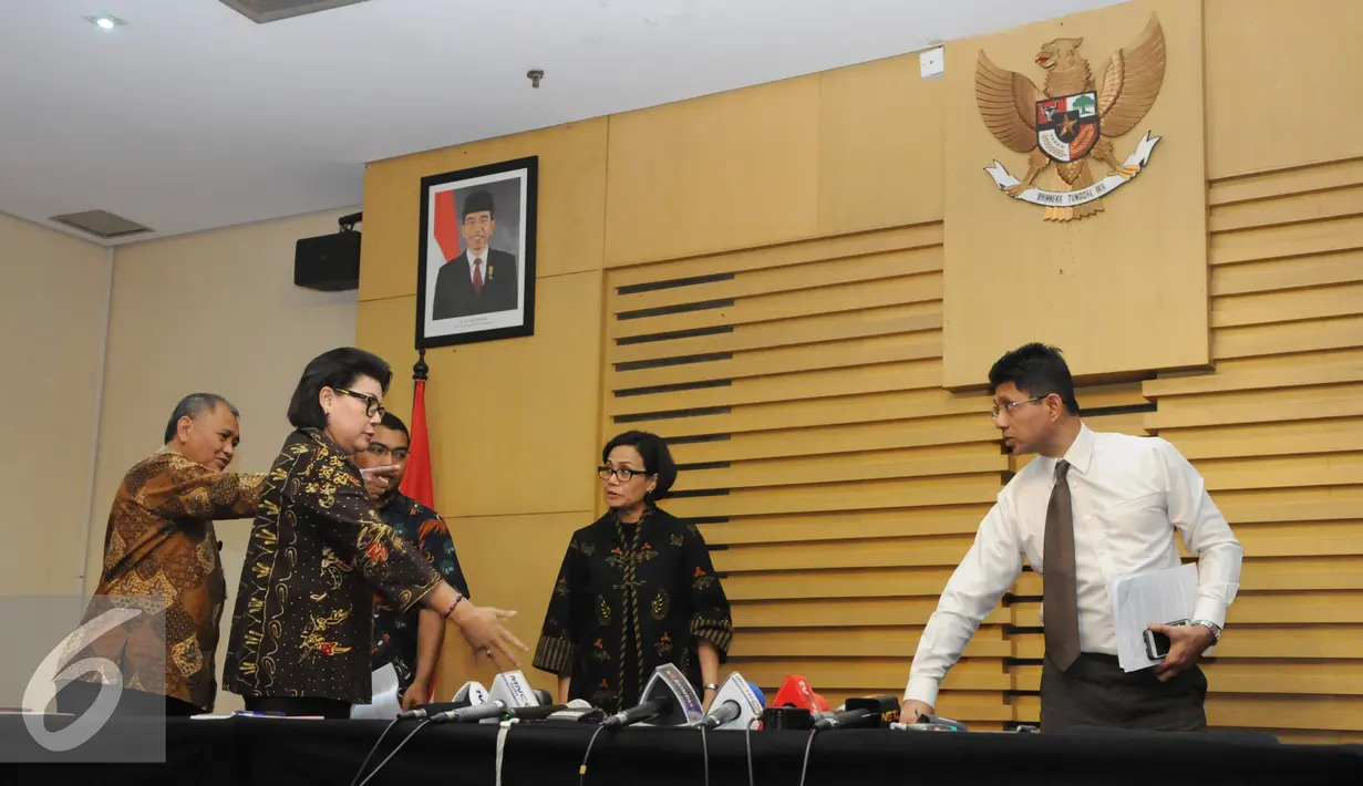 KPK dan Menteri Keuangan bersiap menggelar konferensi pers terkait OTT Ditjen Pajak, Jakarta, Selasa (22/11). KPK mengamankan uang 148,500,000 Dolar Amerika atau senilai 1,9 milyar dalam OTT tersebut. (Liputan6.com/Helmi Afandi)