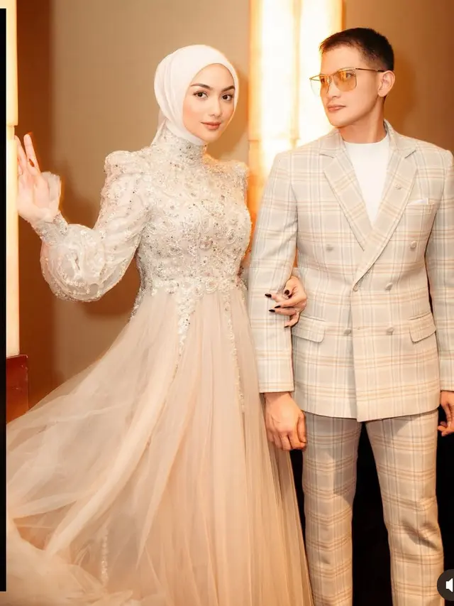 Citra Kirana dan Natasha Rizky Dibalut Dress Coklat saat Premier Film Keajaiban Air Mata Wanita