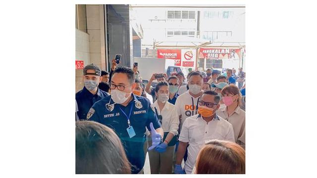 Virus Corona Meluas, Ini 7 Potret Seleb Bagi-Bagi Masker dan Hand Sanitizer