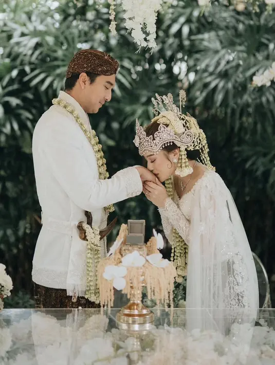 Didiet Maulana mengaplikasikan selendang transparan pada baju kiri Salshabilla Adriani. [Foto: Instagram/morden.co]