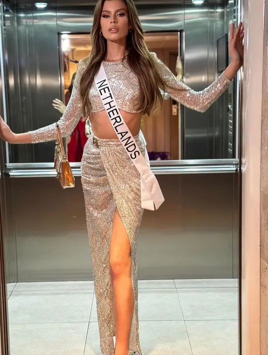 Sementara itu, untuk sesi gaun malam ia mengenakan setelan warna silver dari atasan crop top lengan panjang dan  slit skirt panjang. [@rikkievaleriekolle]
