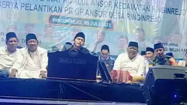 Gus Iqdam sedang ngoberol dengan Eva (Tangkap Layar YouTube ALBS ST Pusat)