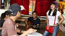 Cut Memey beraksi di kawasan Blok M, Jakarta Selatan, Senin (7/12/2015). Dalam rangka merayakan HUT-nya yang ke-35, Cut Memey bersama sejumlah pengamen tampil untuk menghibur warga saat jam makan siang. (Liputan6.com/Immanuel Antonius)