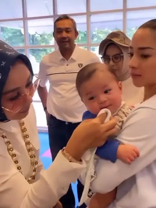 <p>Nikita Willy dan Baby Izz kembali ke Indonesia (Instagram/nikitawillyofficial94)</p>