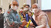 Penghargaan Mitra Bakti Husada diserahkan secara langsung oleh Sekretaris Jenderal Kunta Wibawa Dasa Nugraha di Jakarta. (Foto: dok. Kemenkes)
