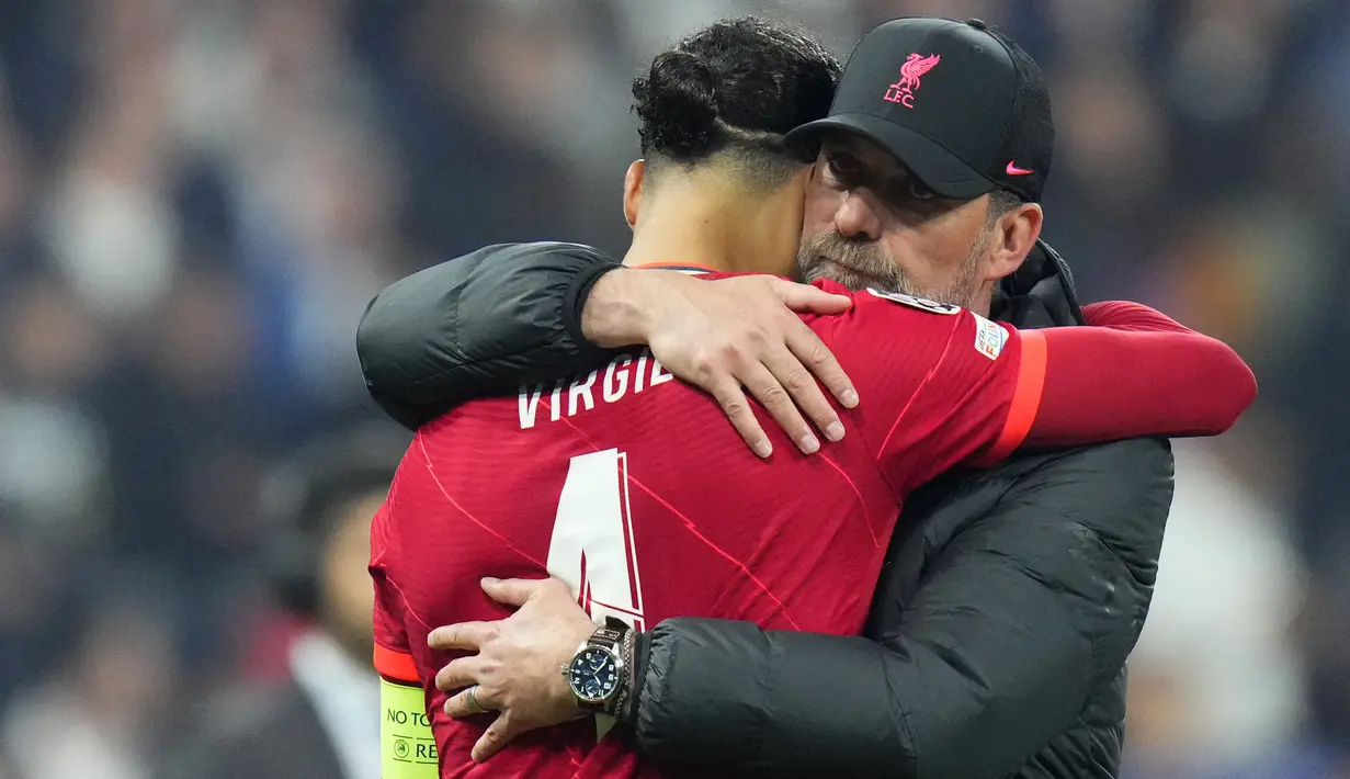 Manajer Liverpool Jurgen Klopp memeluk pemain Liverpool Virgil van Dijk setelah pertandingan final Liga Champions antara Liverpool dan Real Madrid di Stade de France, Saint Denis, Prancis, 28 Mei 2022. Real Madrid menang 1-0. (AP Photo/Petr David Josek)