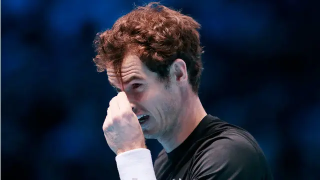 Andy Murray petenis nomer 2 dunia melakukan hal tak lazim dengan menyempatkan diri memotong rambutnya saat final ATP tour melawan Rafael Nadal. Murral kalah 6-4 6-1 dari Nadal.