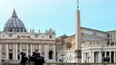 Patroli polisi terlihat dekat Lapangan Santo Petrus dan basilika utamanya yang tertutup bagi wisatawan di Vatikan, Selasa (10/3/2020). Vatikan menutup lapangan Santo Petrus dan Basilika Santo Petrus bagi kunjungan wisatawan sampai 3 April untuk menghentikan penyebaran virus corona (Tiziana FABI/AFP)