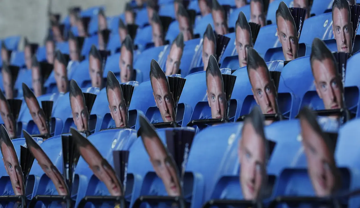 Ribuan Jamie Vardy dalam wujud topeng menghiasi setiap kursi penonton saat laga Leicester melawan Everton. Vardy musim ini sudah tampil 17 kali dengan mencetak lima gol dan tiga assist. (Reuters/Darren Staples)