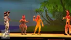 Pertunjukan drama musikal Madagascar Live! di ICE BSD, Serpong, Tangerang (5/5). Pertunjukkan ini menghadirkan cerita persahabatan yang dibawakan oleh tokoh para hewan dari kebun binatang. (Liputan6.com/Herman Zakharia)