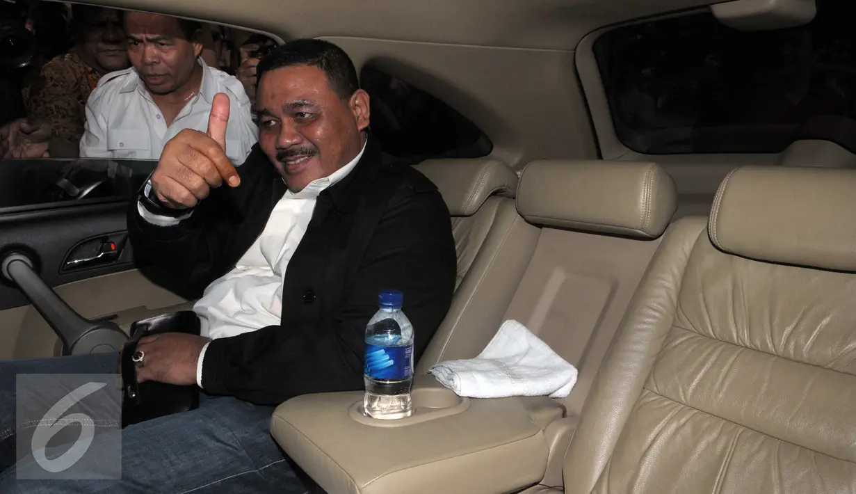 M Sangaji masuk ke dalam mobil usai menjalani pemeriksaan KPK, Senin (11/4) Sangaji diperiksa sebagai saksi tersangka M Sanusi dalam kasus dugaan suap pembahasan Raperda terkait reklamasi Teluk Jakarta. (Liputan6.com/Helmi Afandi)