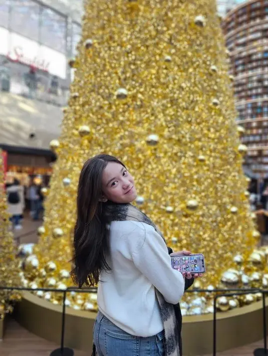 <p>Tampaknya Mikha mewarisi paras menawan kedua orangtuanya. Ia terlihat begitu cantik natural dengan wajahnya yang imut. [Foto: instagram.com/nafaurbach/mikhaela.lee]</p>