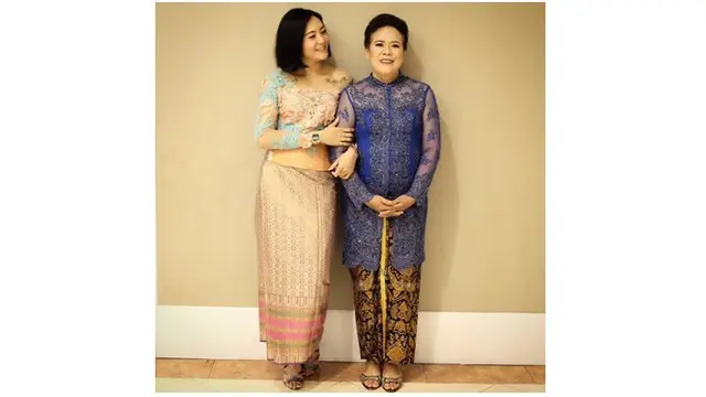 Saat bersama sang ibunda, Poppy terlihat feminim dengan balutan kebaya. Ia terlihat makin memesona.