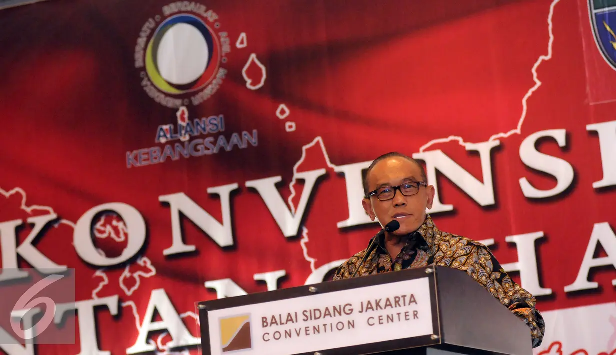 Ketua Umum Partai Golkar, Aburizal Bakrie memberikan pidato pembuka pada Konvensi Nasional tentang Haluan Negara di JCC, Jakarta, Rabu (30/3/2016). Konvensi dihadiri perwakilan pemuka adat nusantara. (Liputan6.com/Helmi Fithriansyah)