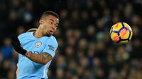 Striker Manchester City, Gabriel Jesus, menyundul bola saat pertandingan melawan Leicester City pada laga Premier League di Stadion King Power, Sabtu (18/11/2017). Manchester City menang 2-0 atas Leicester City. (AFP/Lindsey Parnaby)