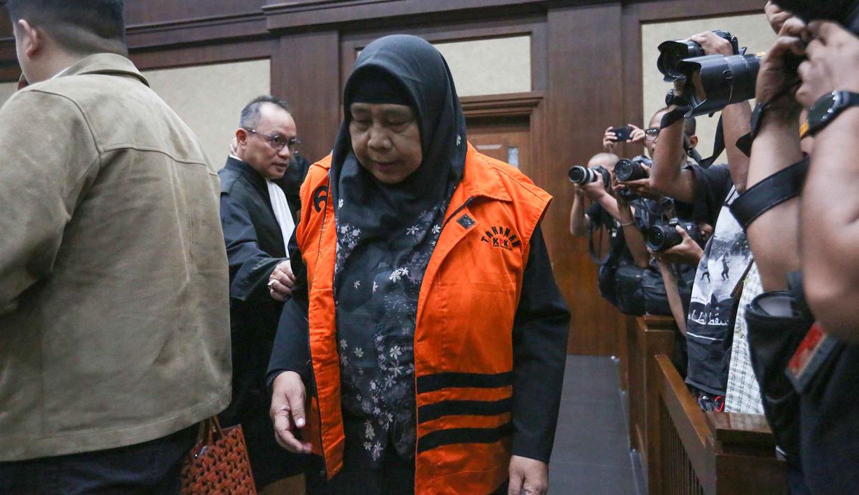 Akibat perbuatan keduanya, negara mengalami kerugian sebesar 113,84 juta dolar Amerika Serikat atau setara sekitar Rp 1,77 triliun. Tampak dalam foto, terdakwa kasus korupsi pengadaan Liquefied Natural Gas (LNG) atau gas alam cair yang merupakan Vice President Strategic Planning Business Development Direktorat Gas Pertamina periode 2012–2013, Yenni Andayani, usai sidang pembacaan putusan di Pengadilan Tindak Pidana Korupsi (Tipikor), Jakarta, Senin (4/5/2026). (merdeka.com/Arie Basuki)