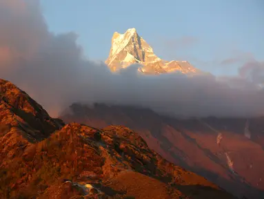 Foto yang diabadikan pada 10 November 2020 ini menunjukkan pemandangan pegunungan Annapurna di Nepal. (Xinhua/Tang Wei)